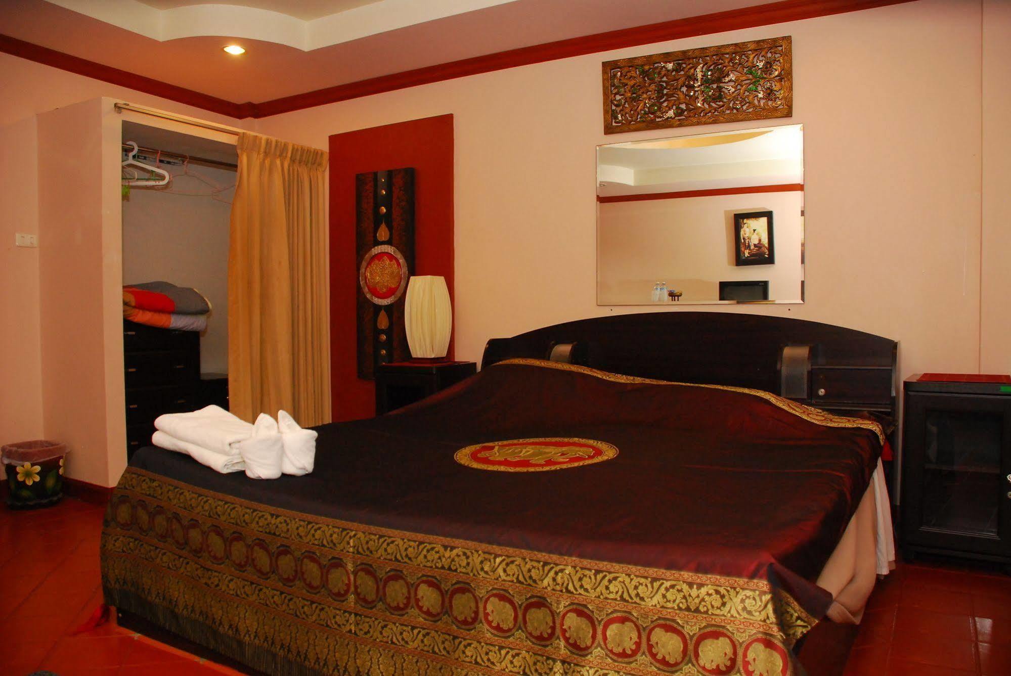 The Phen House Hotel Hua Hin Bagian luar foto