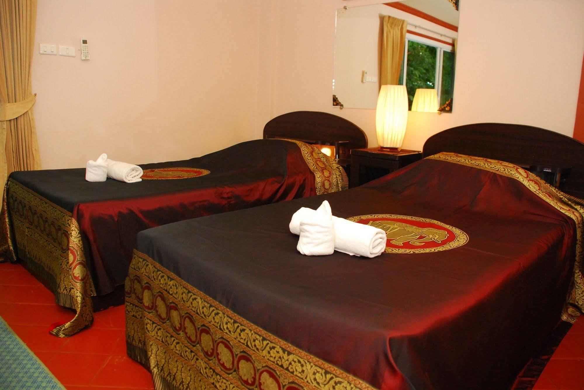 The Phen House Hotel Hua Hin Bagian luar foto