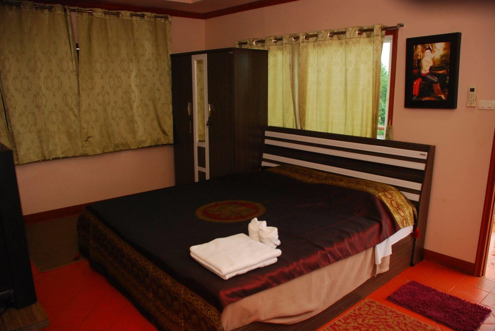 The Phen House Hotel Hua Hin Bagian luar foto